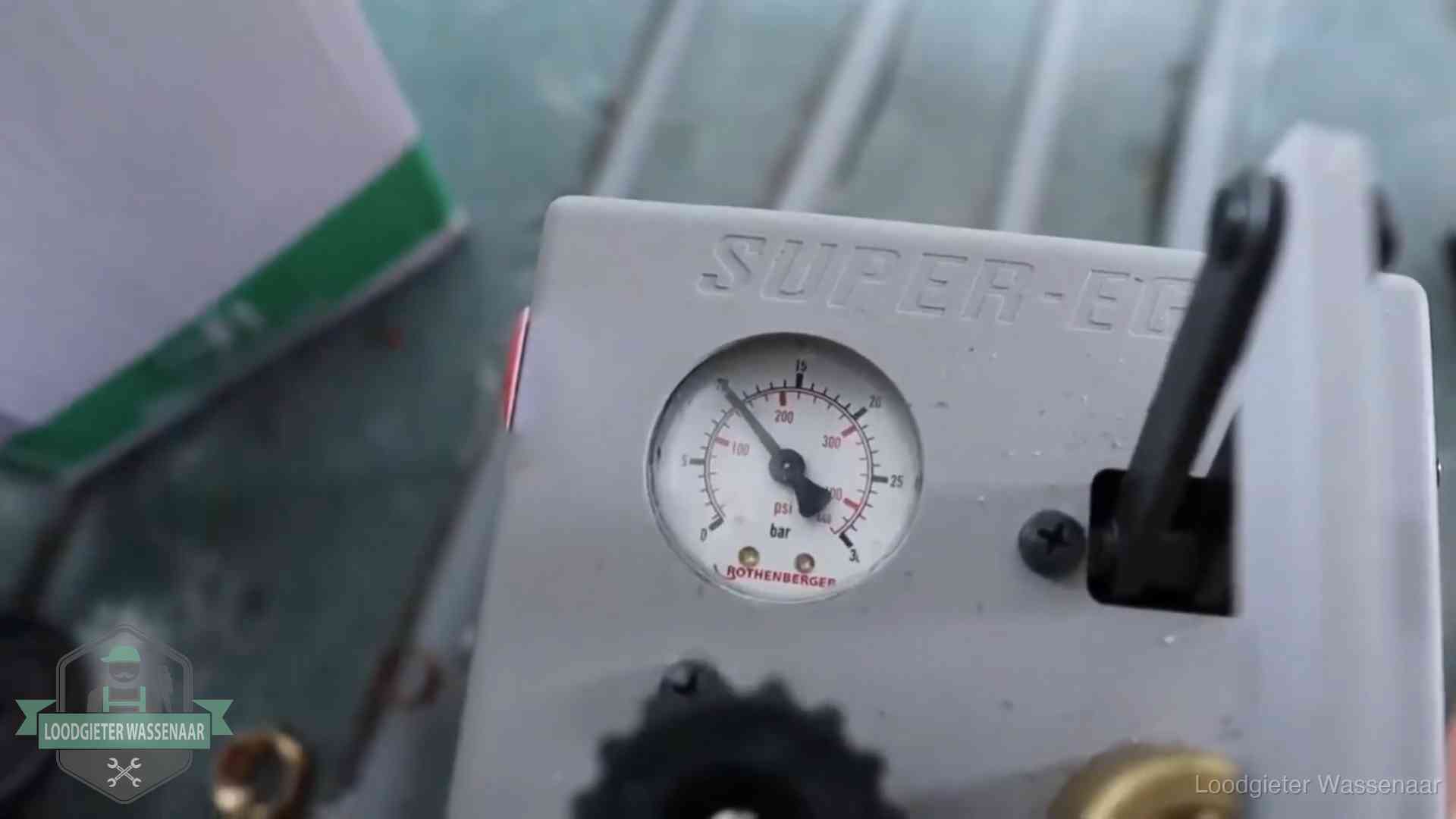Verzekerd en aansprakelijk in Wassenaar Manometer van een afperspomp bij controle van nieuw leidingwerk in Wassenaar