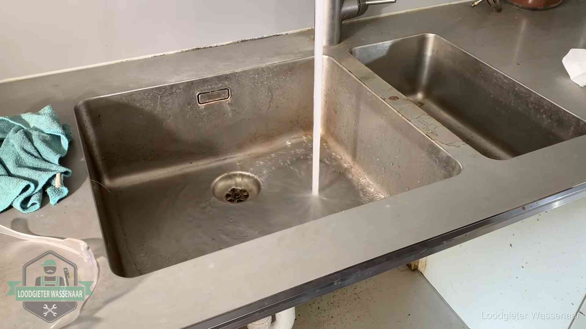 Doorstroomtest van de afvoer bij een gootsteen in Wassenaar