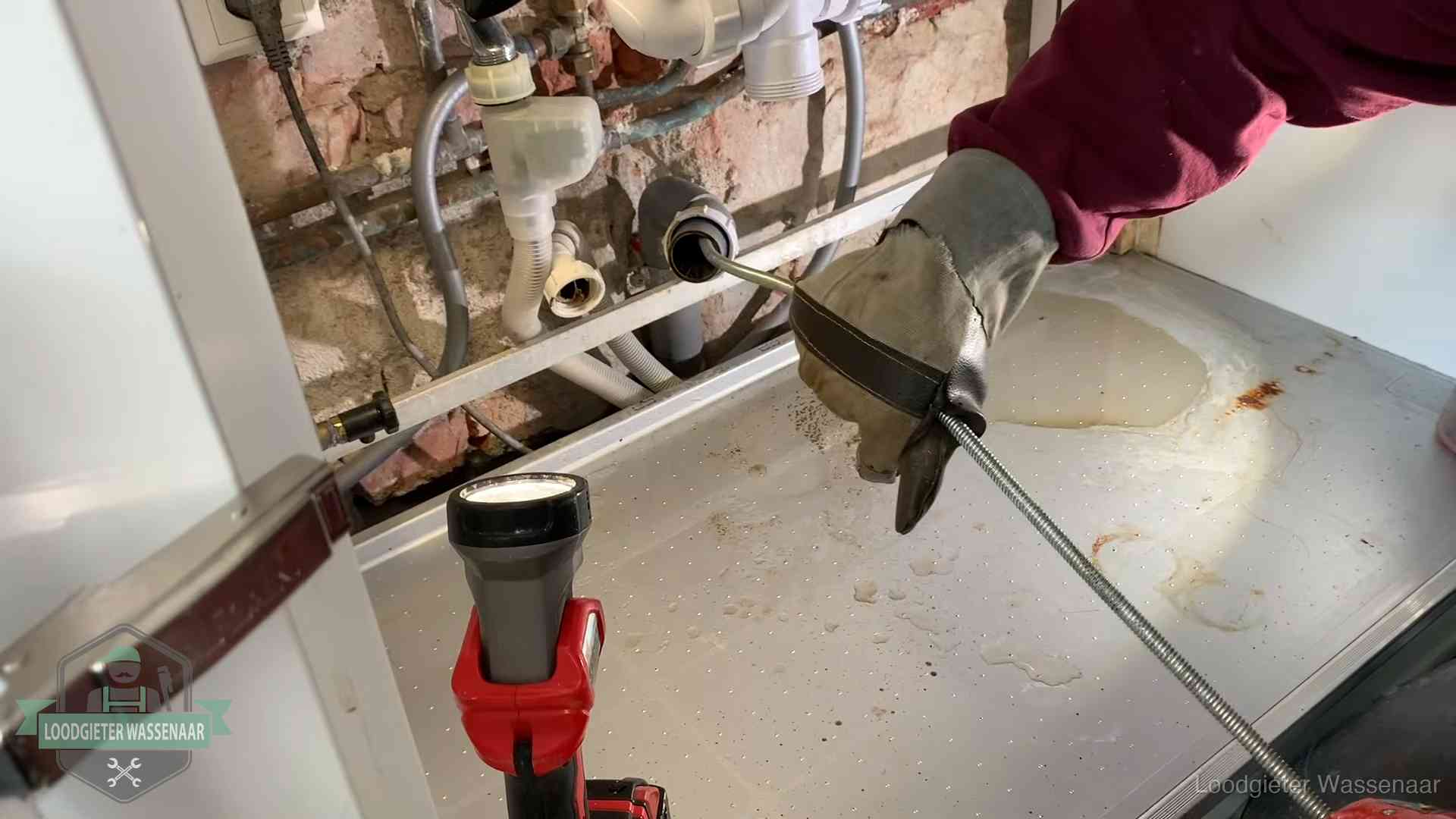 Ontstoppingsveer wordt preventief door een afvoeraansluiting gehaald in Wassenaar