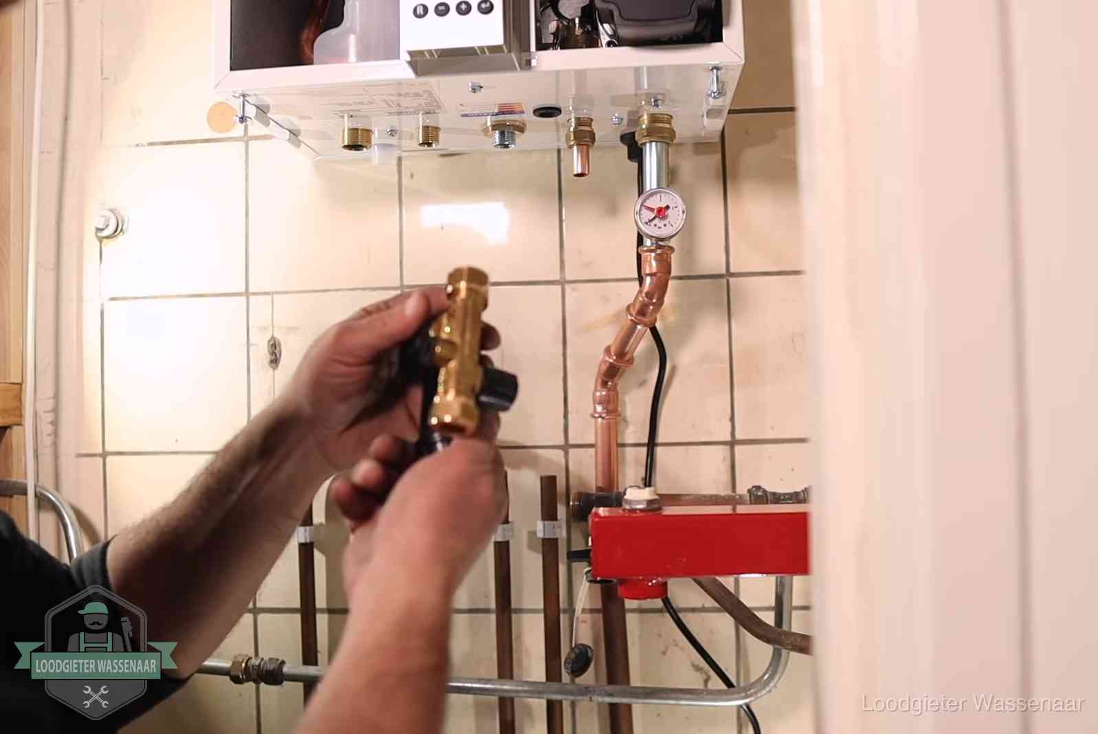 Zelf cv-druk bijvullen in Wassenaar Vulkraan en manometer onder een cv-ketel voor het bijvullen van de waterdruk in Wassenaar