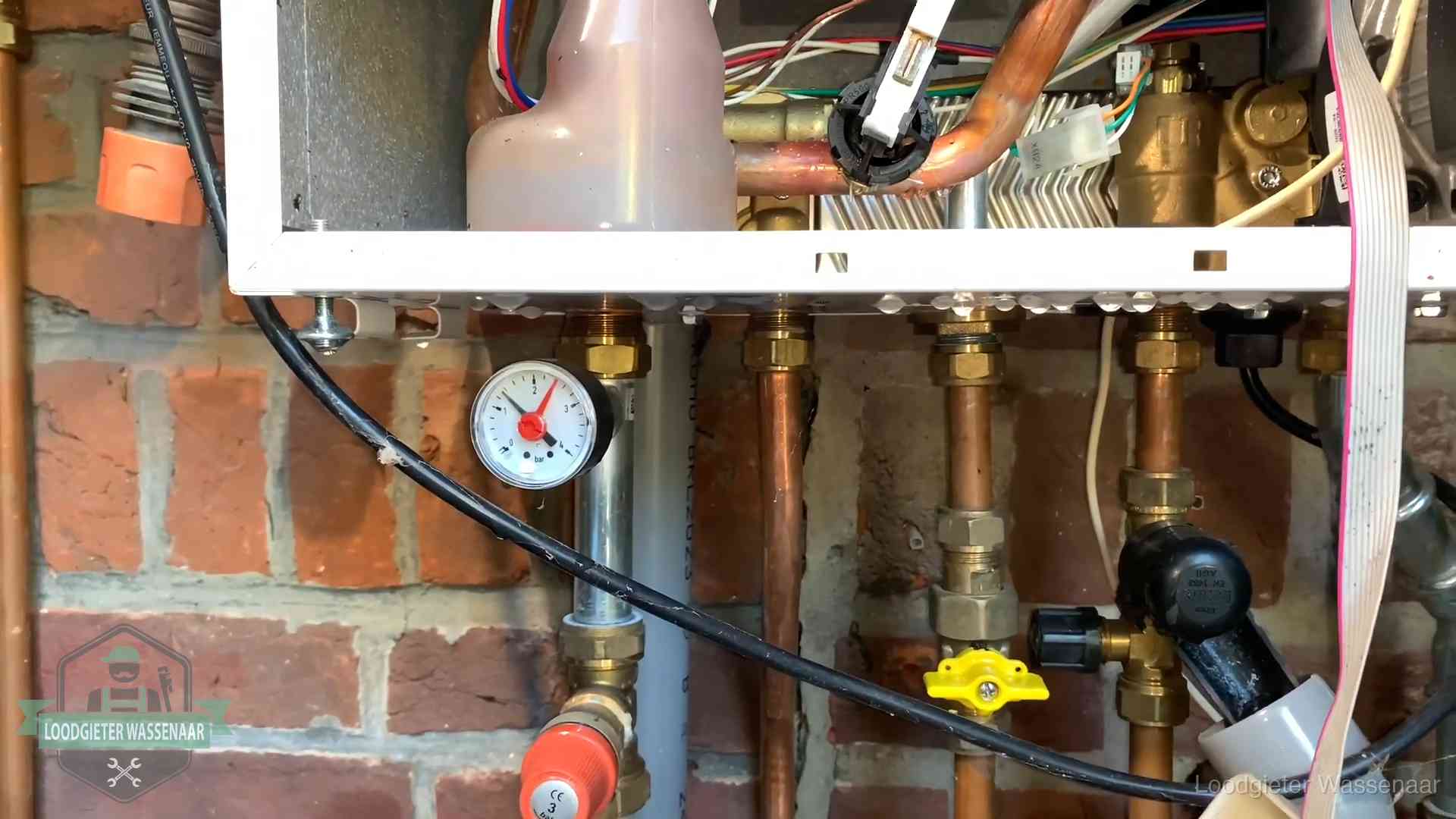 Manometer en aansluitleidingen onder een cv-ketel in Wassenaar bij controle op drukverlies