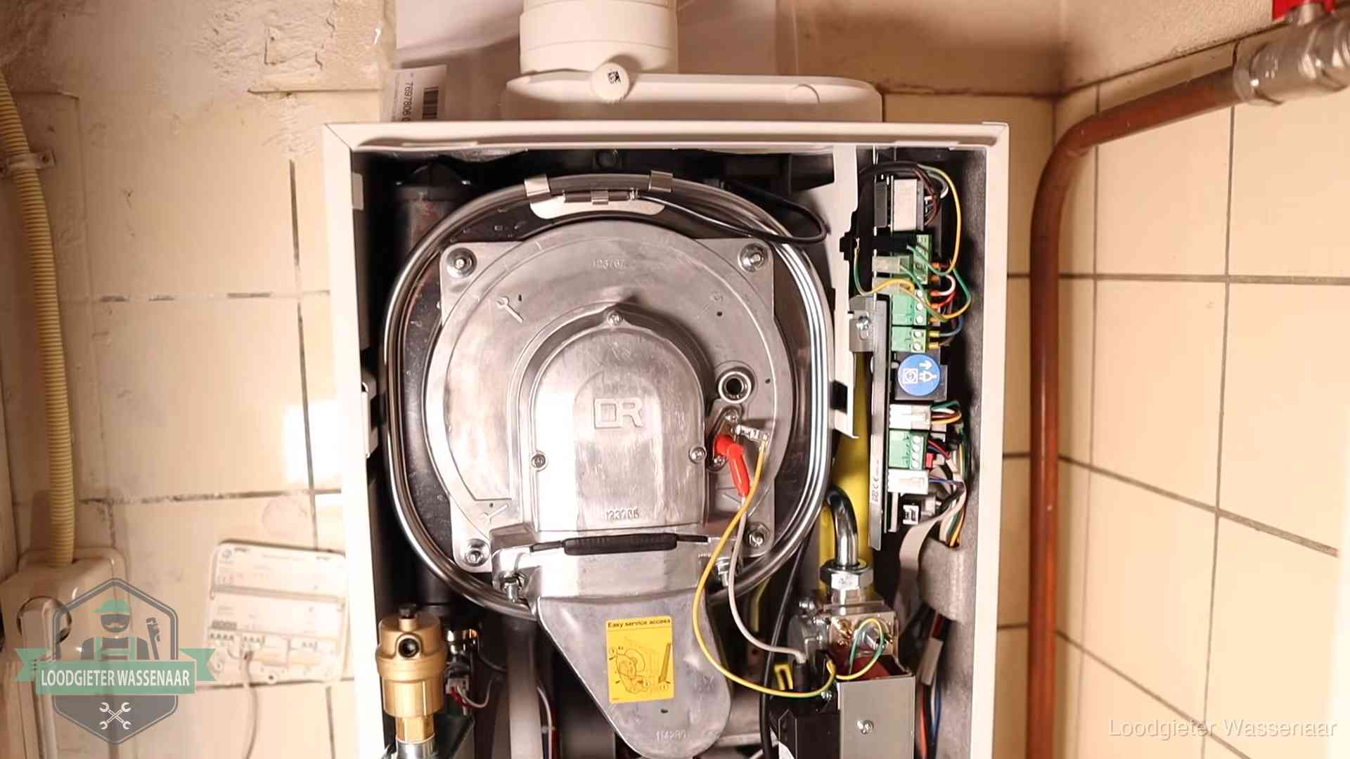 Hoe vaak cv-onderhoud in Wassenaar Geopende cv-ketel met warmtewisselaar tijdens periodiek onderhoud in Wassenaar