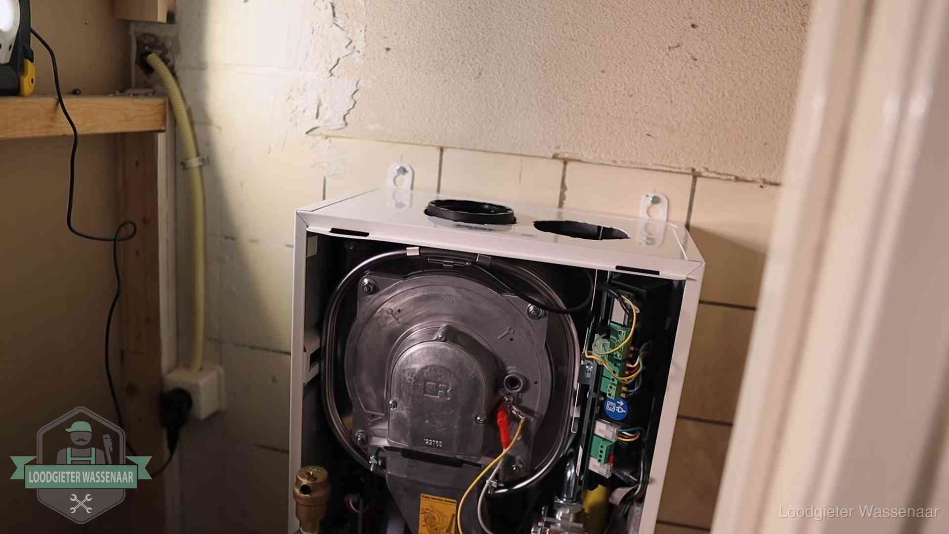 Onderhoudsbeurt cv-ketel in Wassenaar Geopende cv-ketel tijdens een onderhoudsbeurt in Wassenaar, met brander en warmtewisselaar zichtbaar