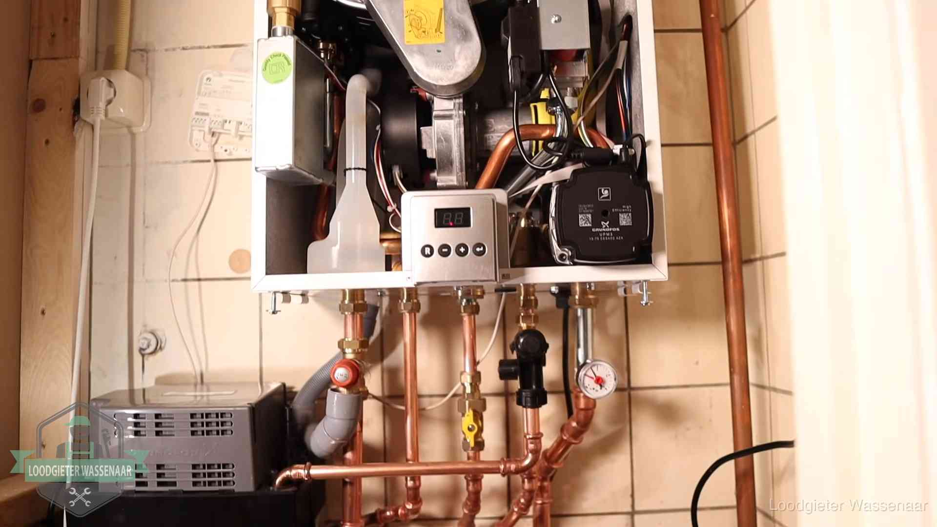 Zuiniger stoken na cv-onderhoud in Wassenaar Geopende cv-ketel met brander en cv-pomp tijdens een onderhoudsbeurt in Wassenaar