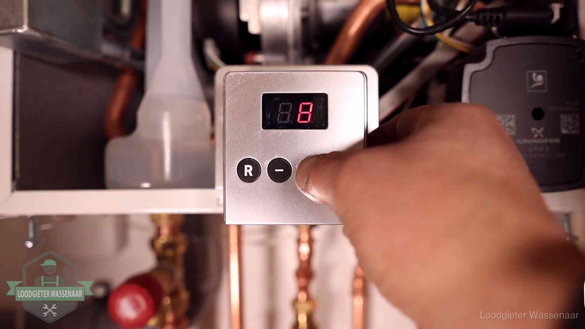 Cv-storing uitlezen in Wassenaar Monteur bedient het display van een cv-ketel bij een storing in Wassenaar