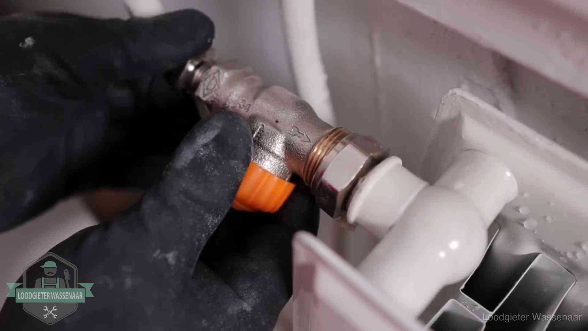 Je cv winterklaar maken in Wassenaar Thermostaatkraan wordt gemonteerd op een radiator in Wassenaar voor het stookseizoen