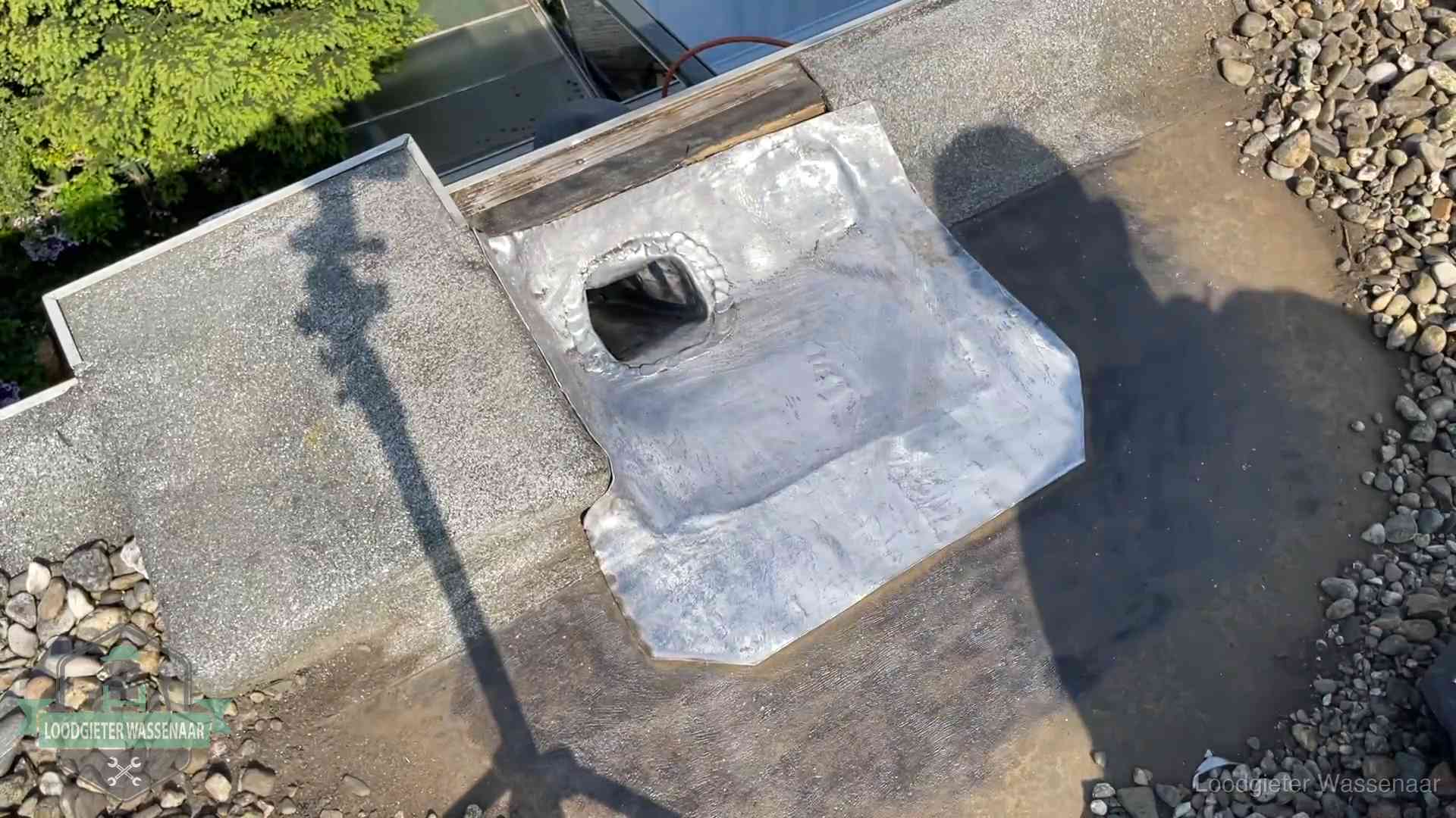 Noodafdichting bij daklekkage in Wassenaar Vers afgedichte dakdoorvoer met lood en zink op een plat dak in Wassenaar