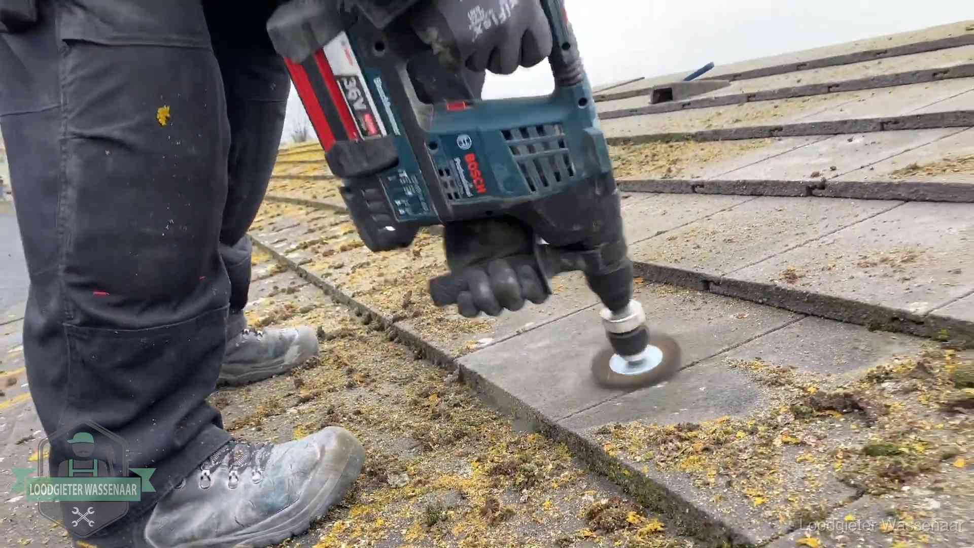 Dakonderhoud en preventie in Wassenaar Betonnen dakpannen worden machinaal gereinigd tijdens dakonderhoud in Wassenaar