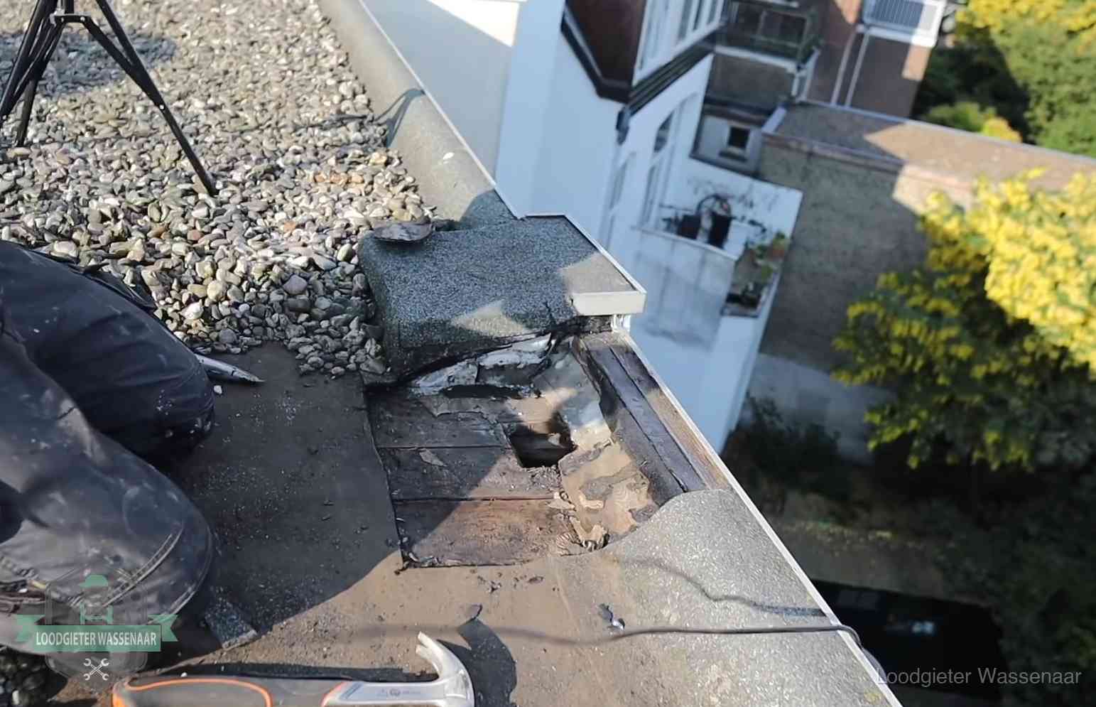 Gevolgen van een daklekkage in Wassenaar Opengelegde dakrand met verrot dakbeschot door een langdurige daklekkage in Wassenaar
