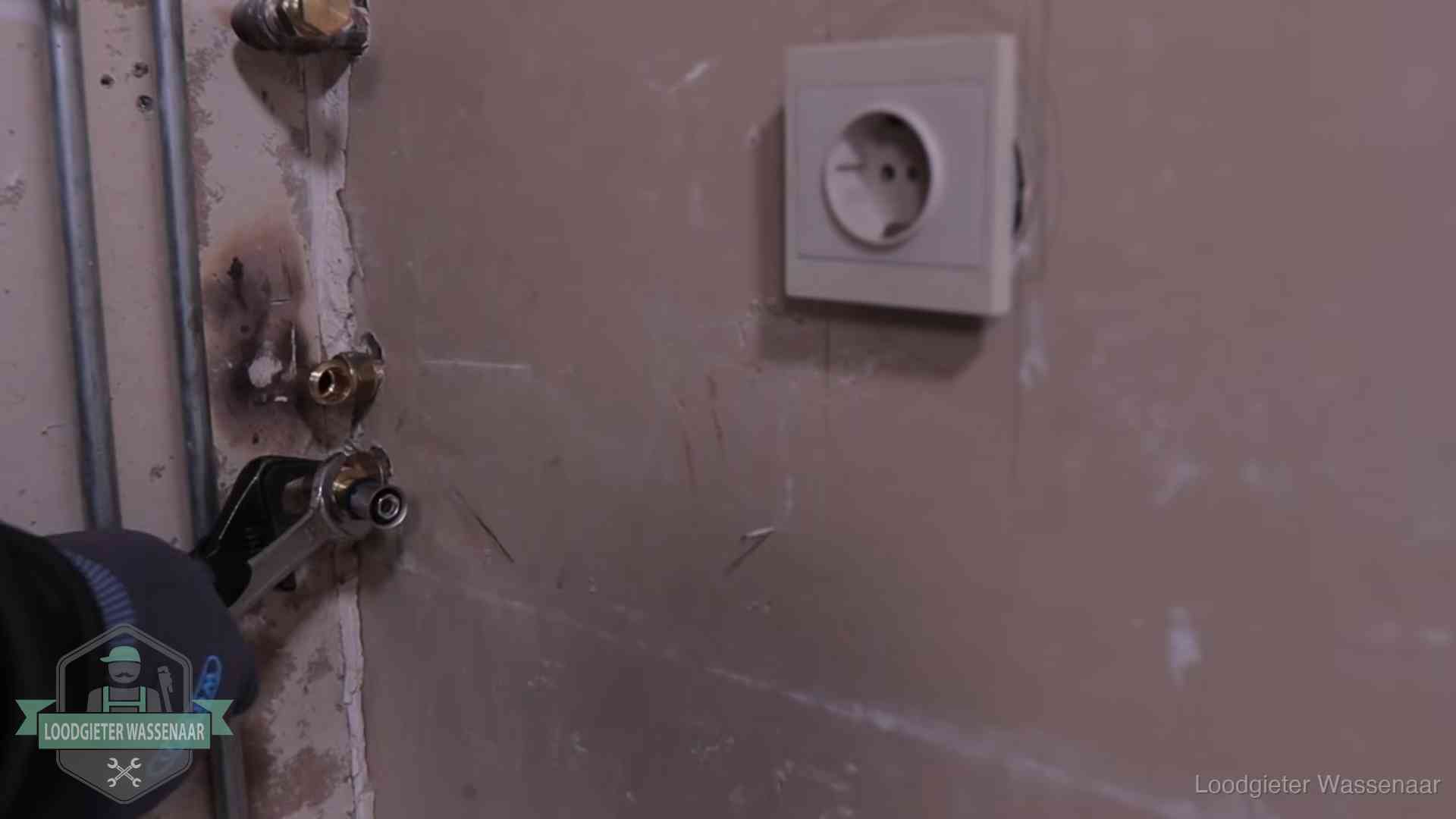 Erkend vakmanschap in Wassenaar Monteur draait een perskoppeling vast op een leidingaansluiting in Wassenaar