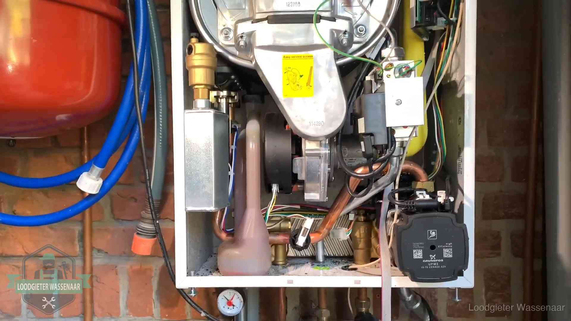 Expansievat en waterdruk in Wassenaar Geopende cv-ketel met rood expansievat in een woning in Wassenaar