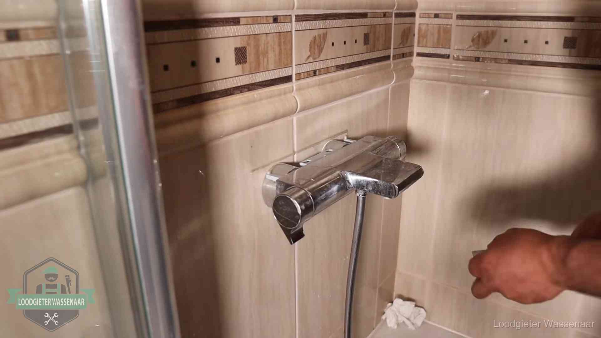 Kalkaanslag en je cv-ketel in Wassenaar Verkalkte douche-mengkraan in Wassenaar, hetzelfde kalk dat zich in de warmtewisselaar afzet