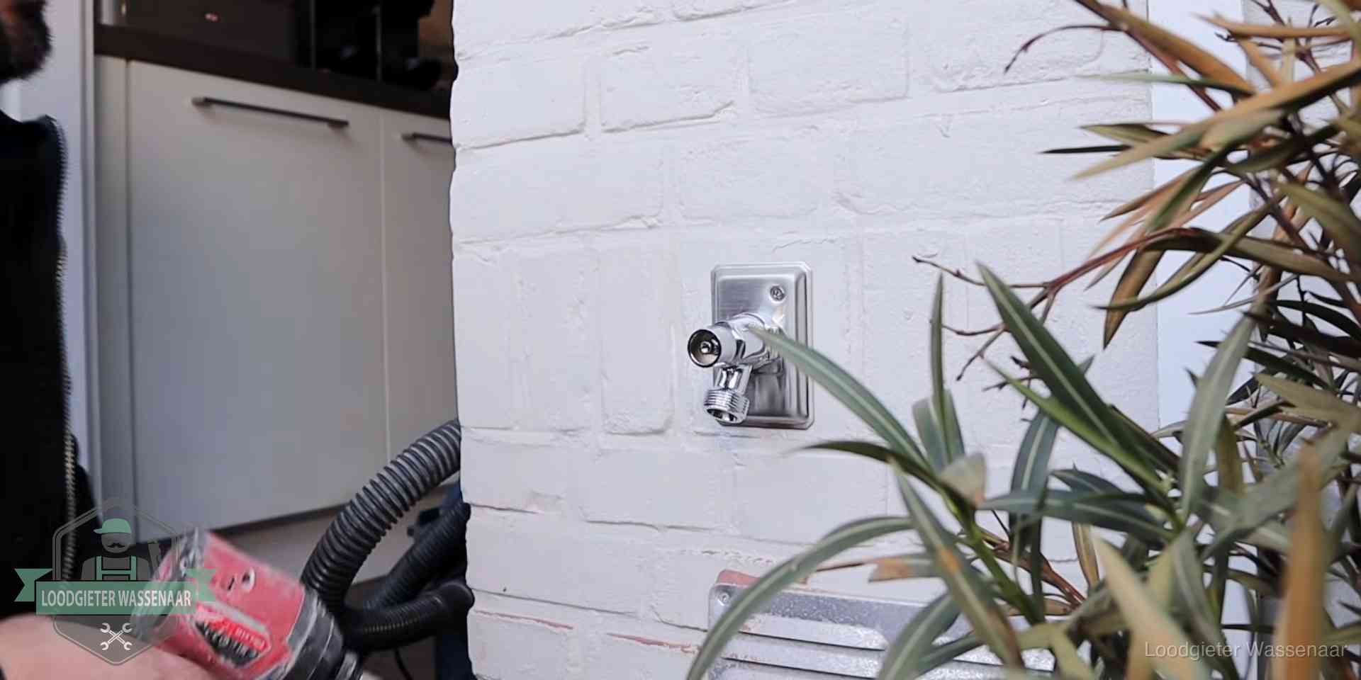 Daklek of leidinglek testen in Wassenaar Chromen kraan op een muurplaat bij een woning in Wassenaar, dichtdraaien is stap een van de lektest