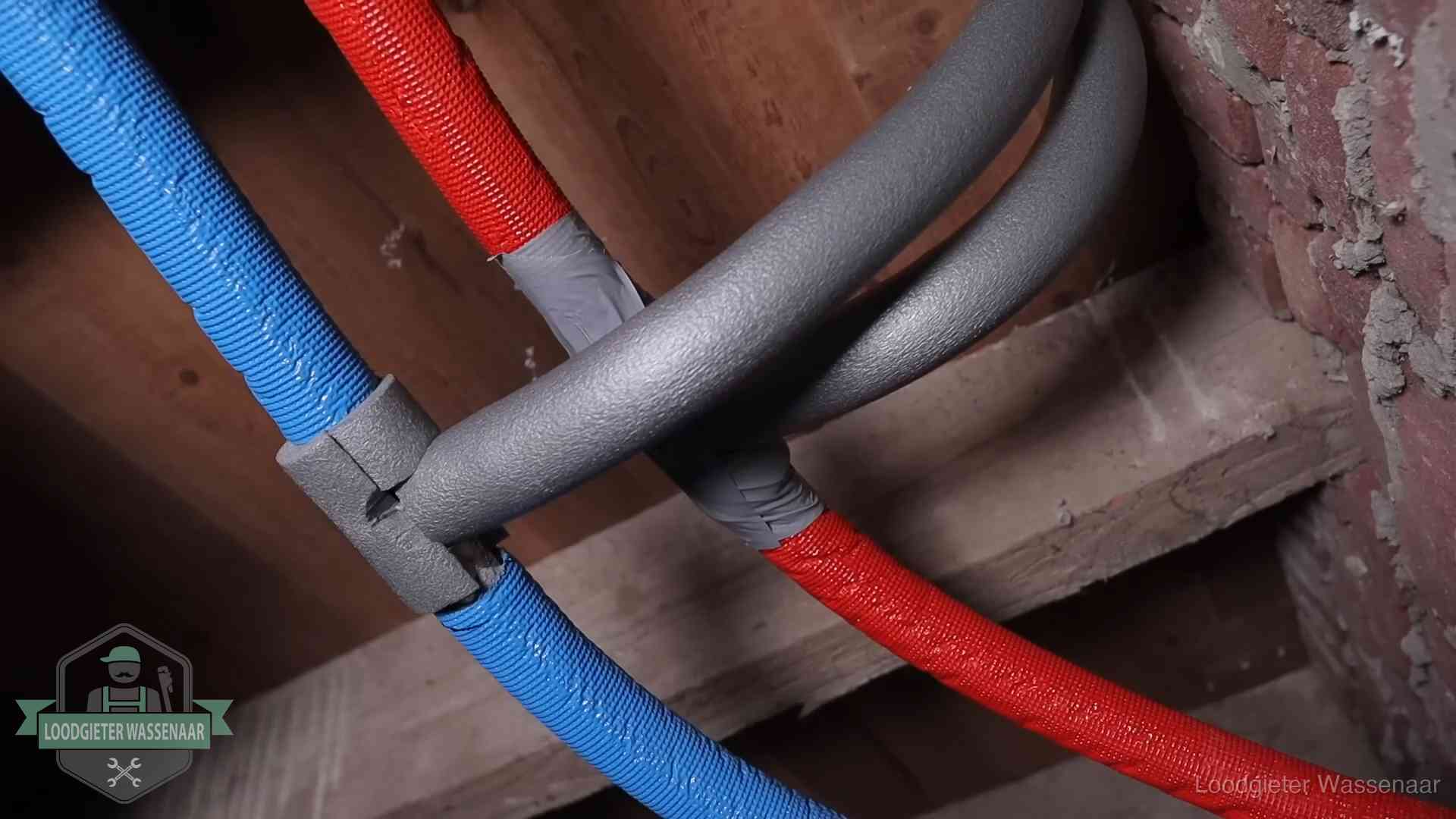 Geïsoleerde waterleidingen langs houten balken tegen bevriezing in Wassenaar