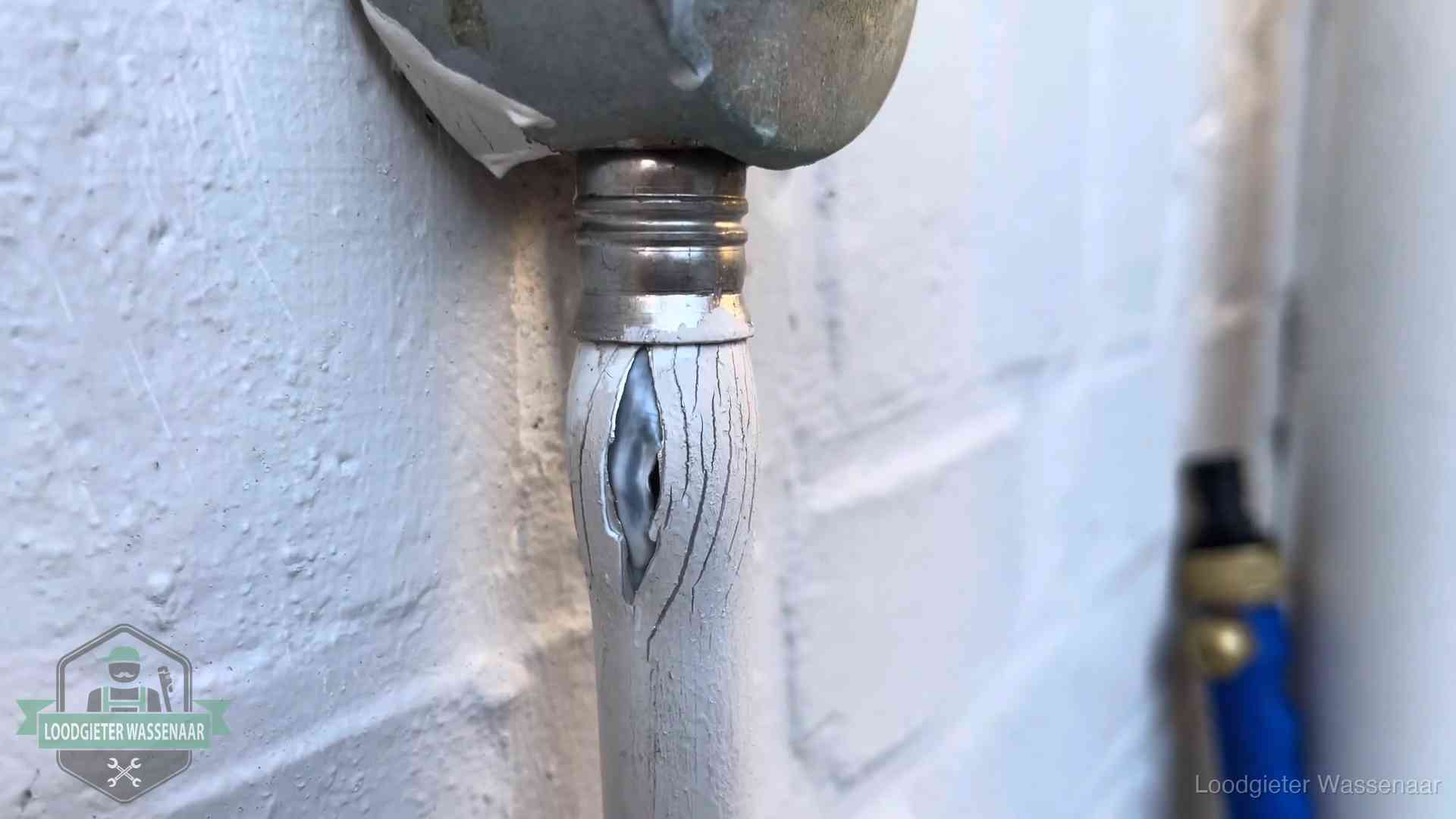 Oude waterleiding in Wassenaar waar de verf openscheurt, een stille aanwijzing voor een beginnend lek