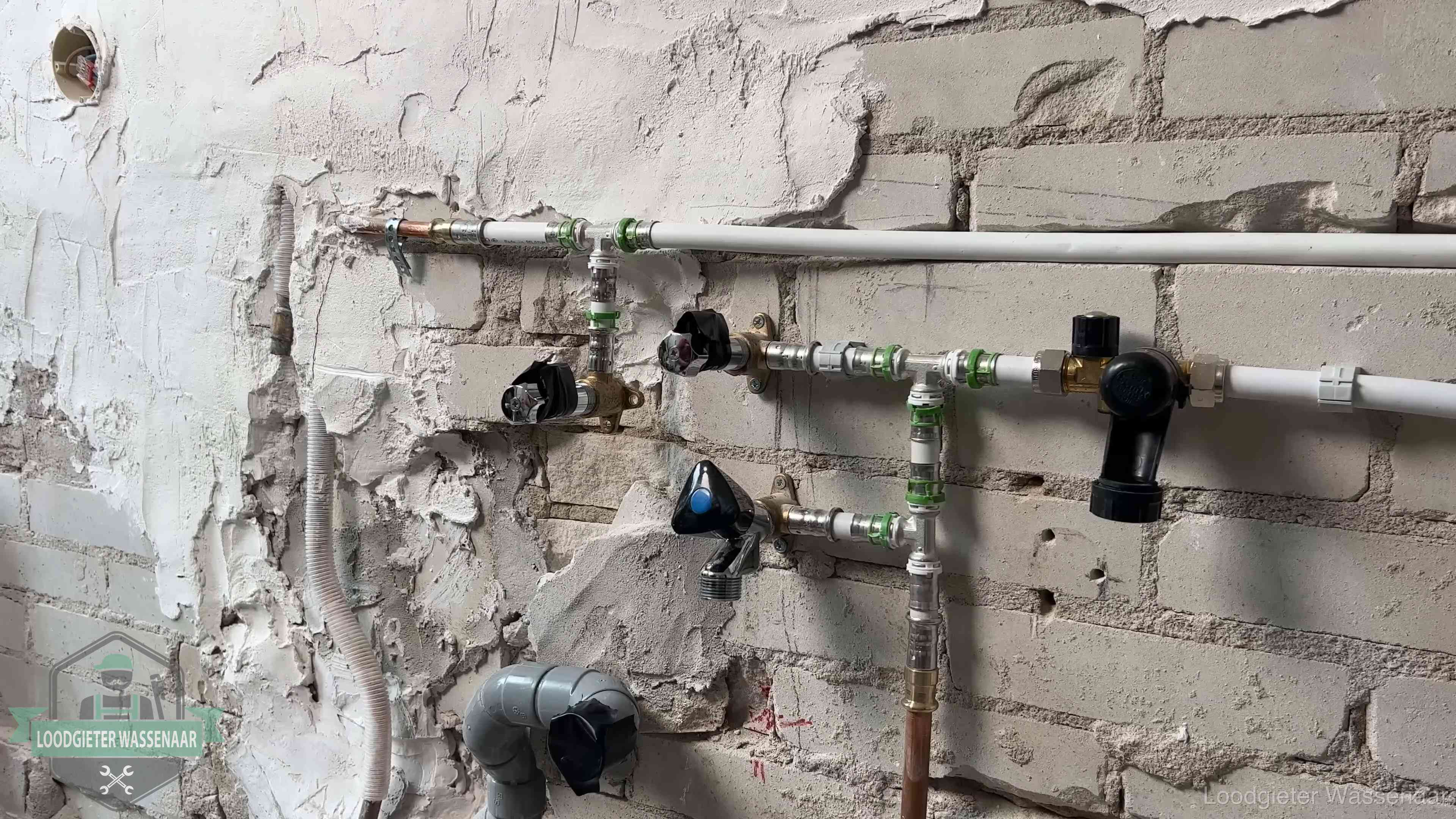 Diensten van ons loodgietersbedrijf in Wassenaar Nieuw aangelegd leidingwerk met persfittingen tijdens een verbouwing in Wassenaar