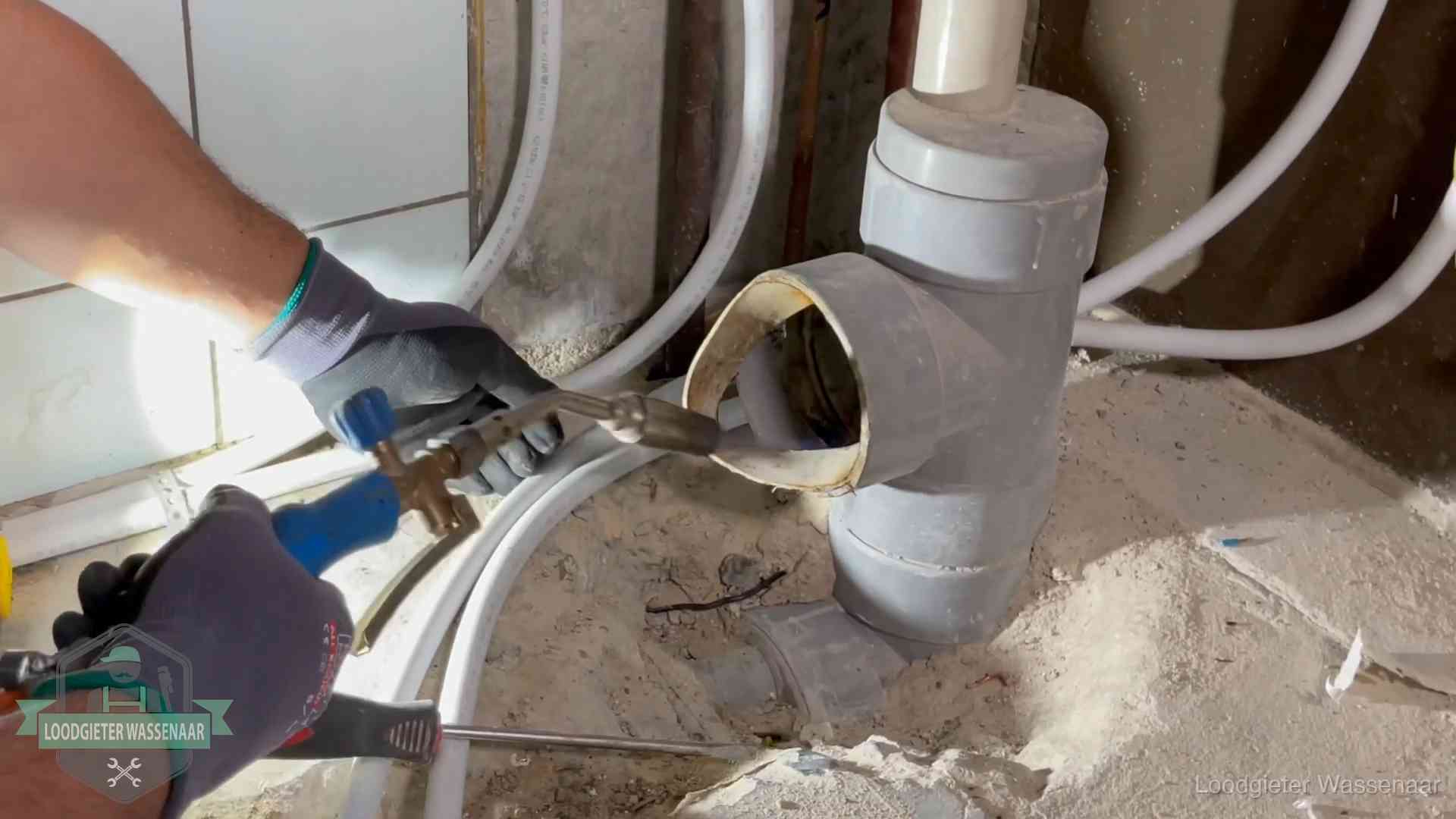 Vakmanschap van onze loodgieters in Wassenaar Loodgieter werkt met brander en messing kraanwerk aan leidingen in Wassenaar