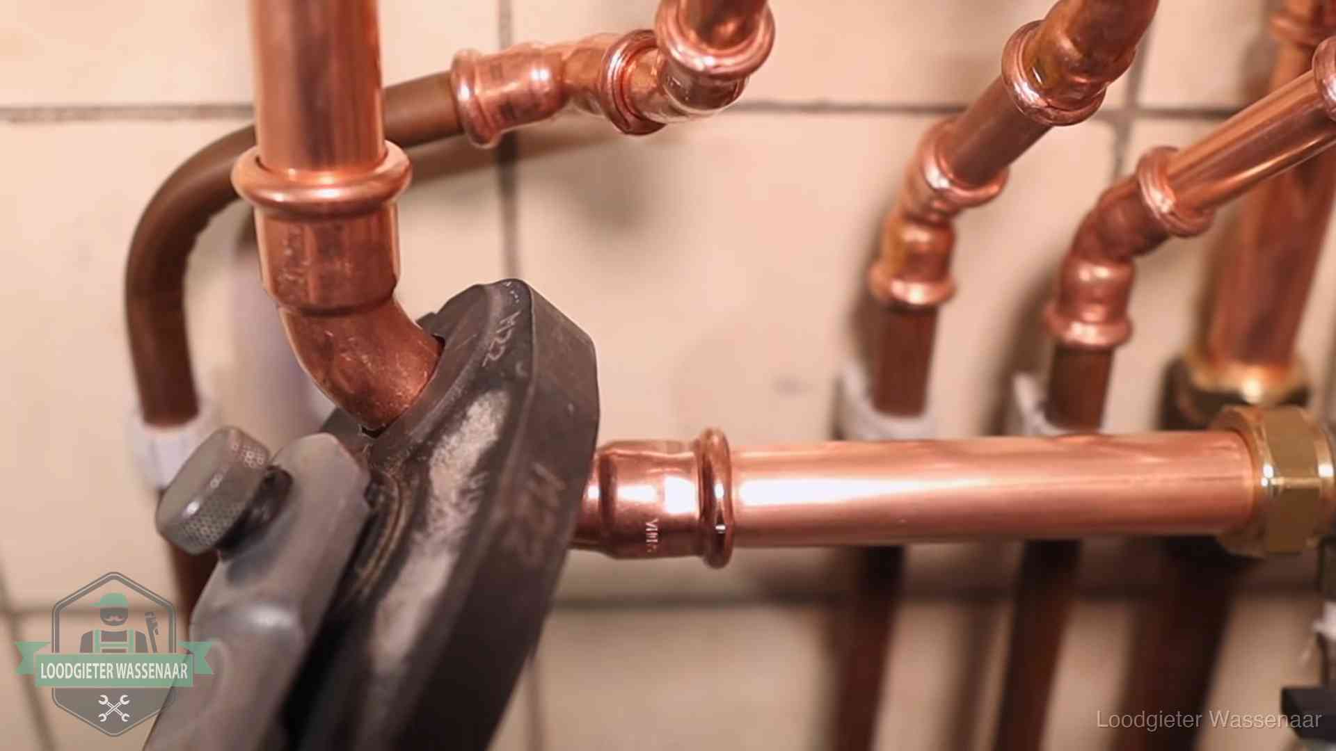 Werkwijze van ons loodgietersbedrijf in Wassenaar Persmachine perst een koperen fitting op nieuw leidingwerk in Wassenaar