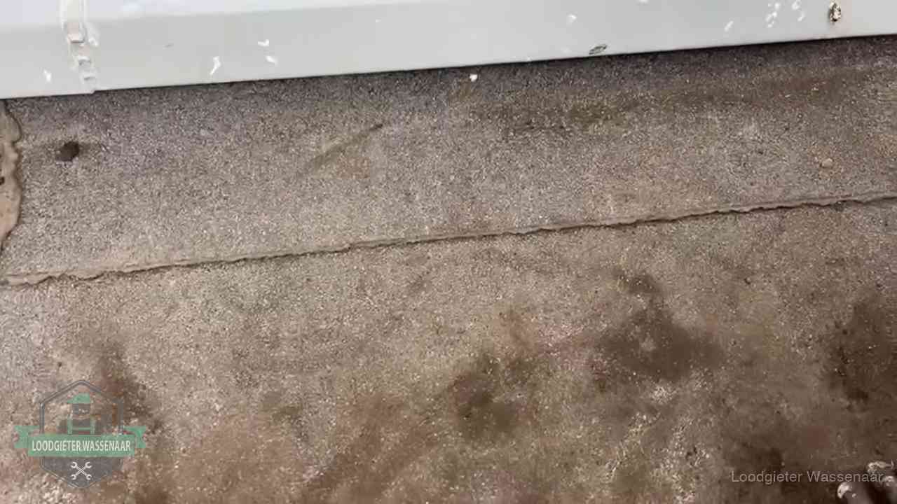 Stormschade en neerslag op daken in Wassenaar Vochtplekken bij de naad van een plat dak na aanhoudende regen in Wassenaar