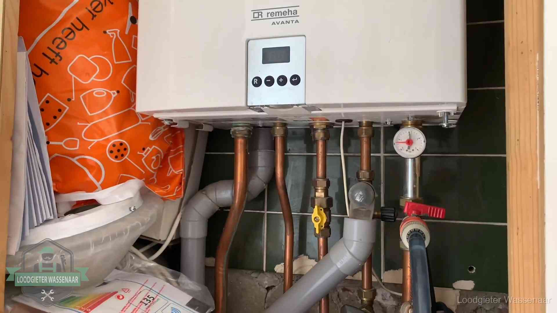 Remeha cv-ketel onderhoud in Wassenaar Oudere Remeha cv-ketel in een ketelkast in een woning in Wassenaar