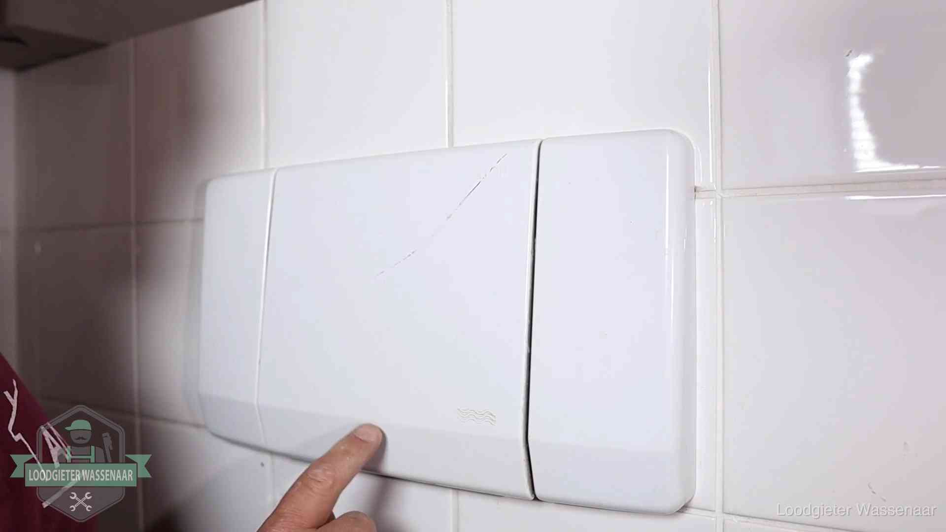 Bedieningspaneel van een inbouwreservoir van een hangend toilet in Wassenaar