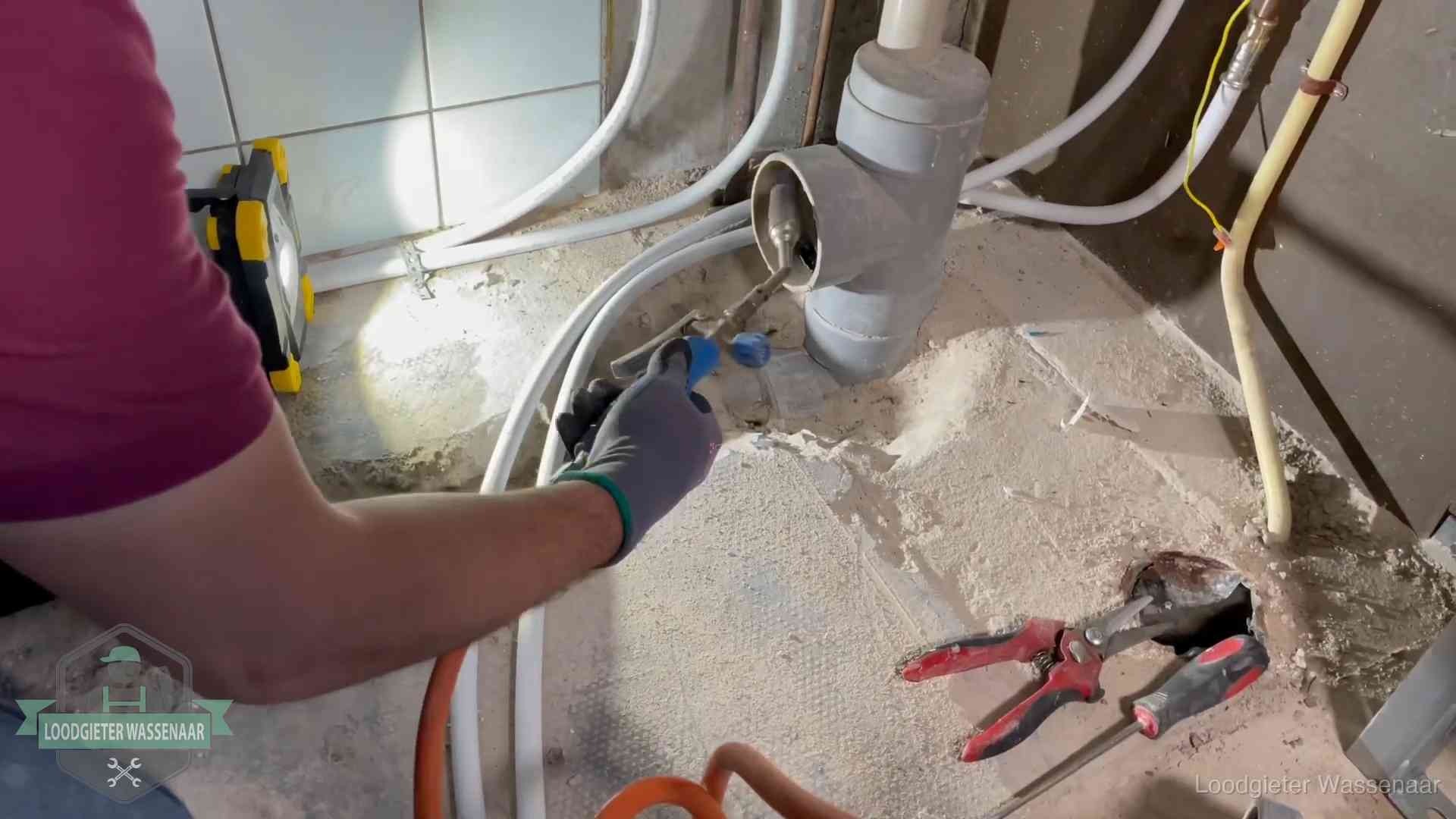 Standleiding en gedeelde leidingen in Wassenaar Loodgieter werkt aan leidingen bij een pvc-standleiding in een appartement in Wassenaar