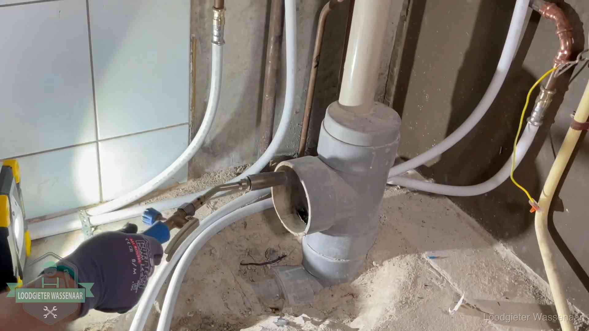 Loodgieter werkt aan leidingen bij de pvc-standleiding van een huurwoning in Wassenaar