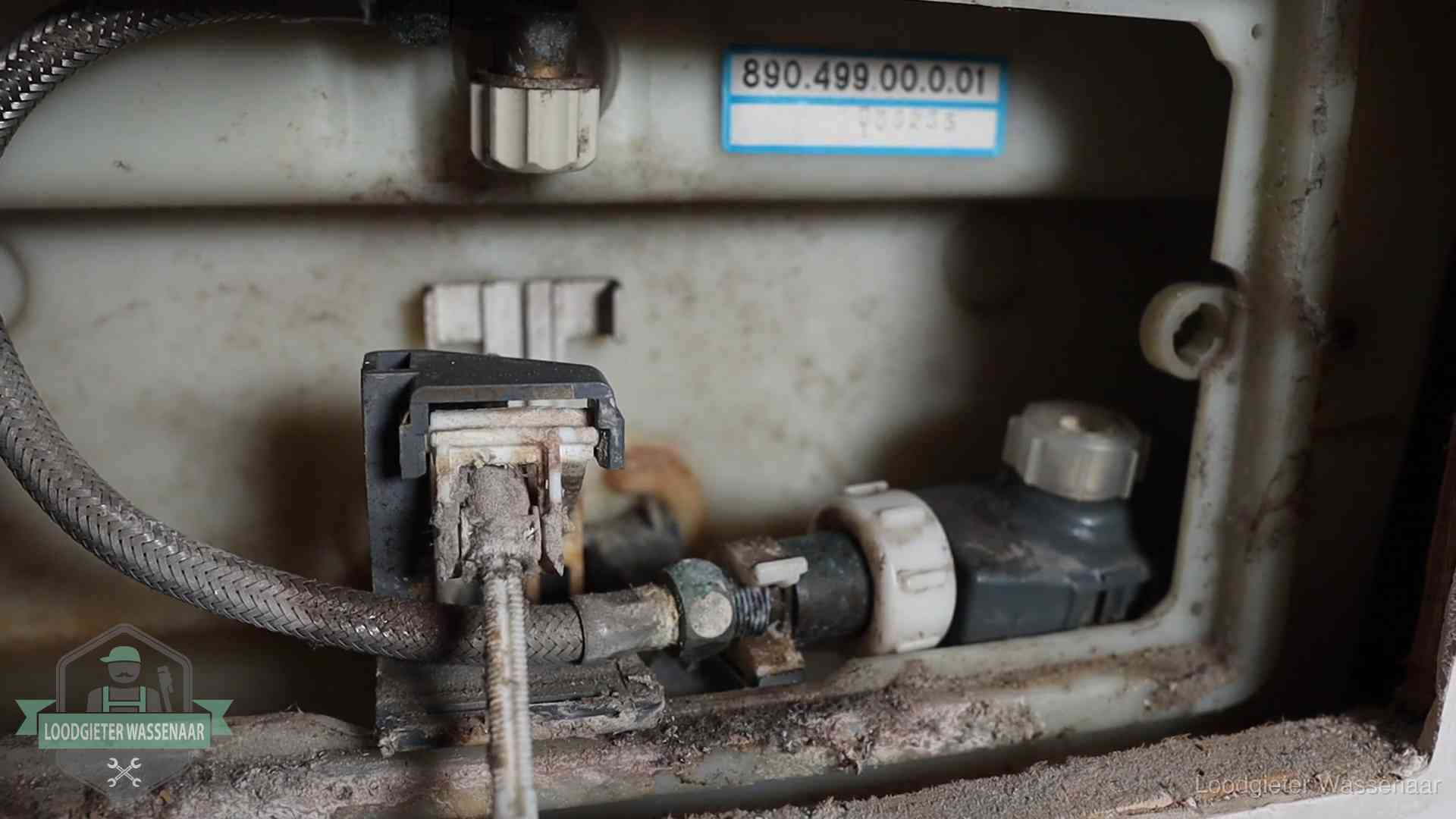 Verkalkt binnenwerk van een stortbak met vlotterkraan in Wassenaar