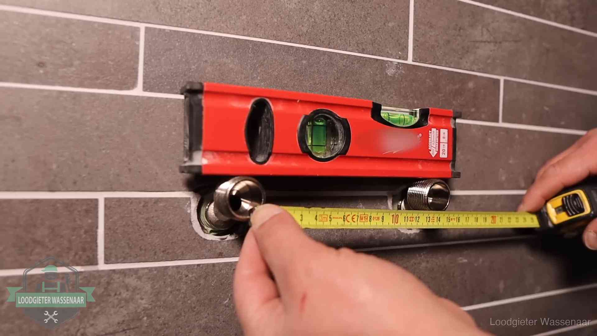 Kwaliteit en je vangnet als klant in Wassenaar Waterpas en duimstok bij kraan-aansluitpunten in een badkamer in Wassenaar