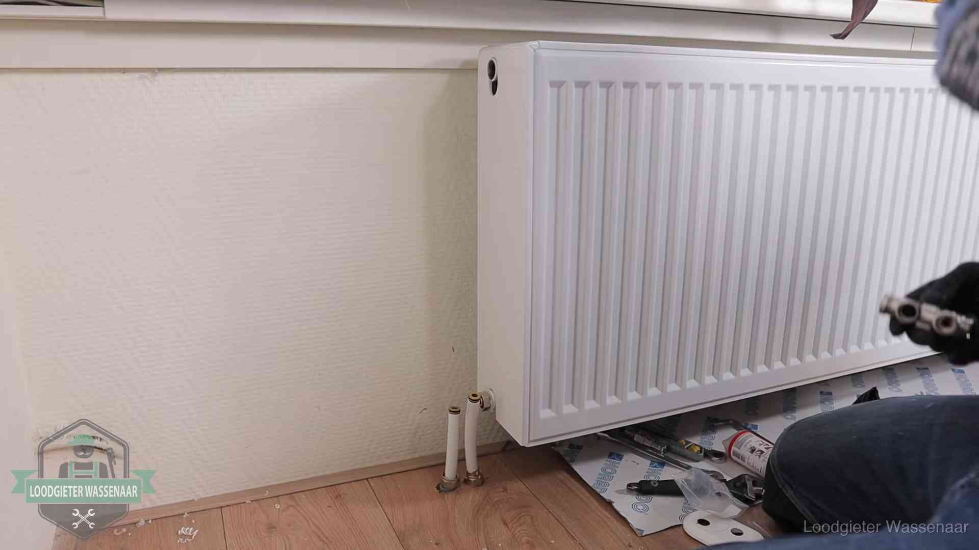 Verwarming per wijk in Wassenaar Nieuw gemonteerde radiator in een woonkamer in Wassenaar