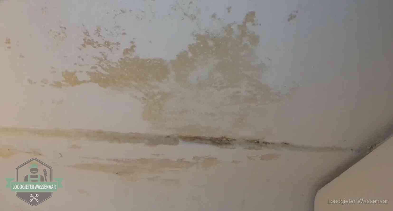 Watervlekken op een plafond in Wassenaar, schade die je bij de verzekering meldt