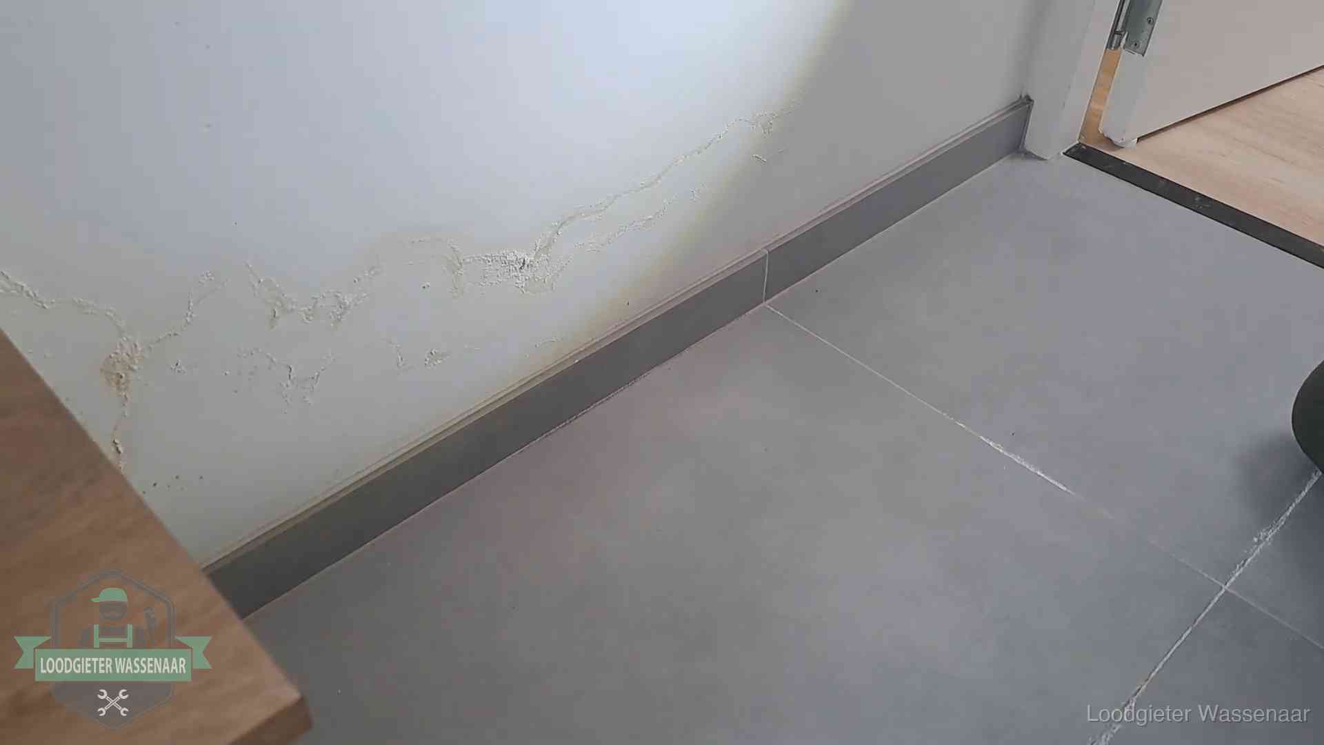 Verzekering en daklekkage in Wassenaar Waterschade met kalkuitbloeiing op een binnenwand in Wassenaar, vastgelegd voor de verzekering