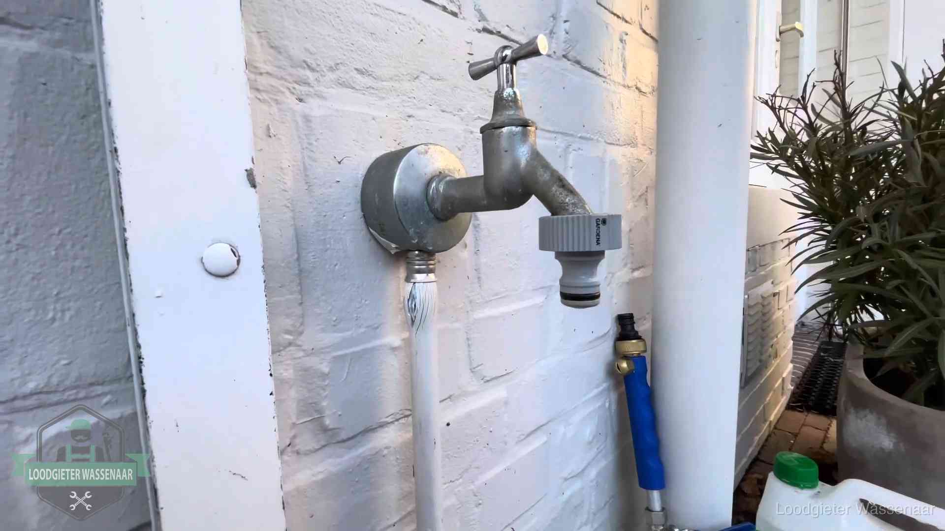 Buitenkraan met slangaansluiting bij een woning in Wassenaar, sluipverbruik zie je terug op de waterrekening