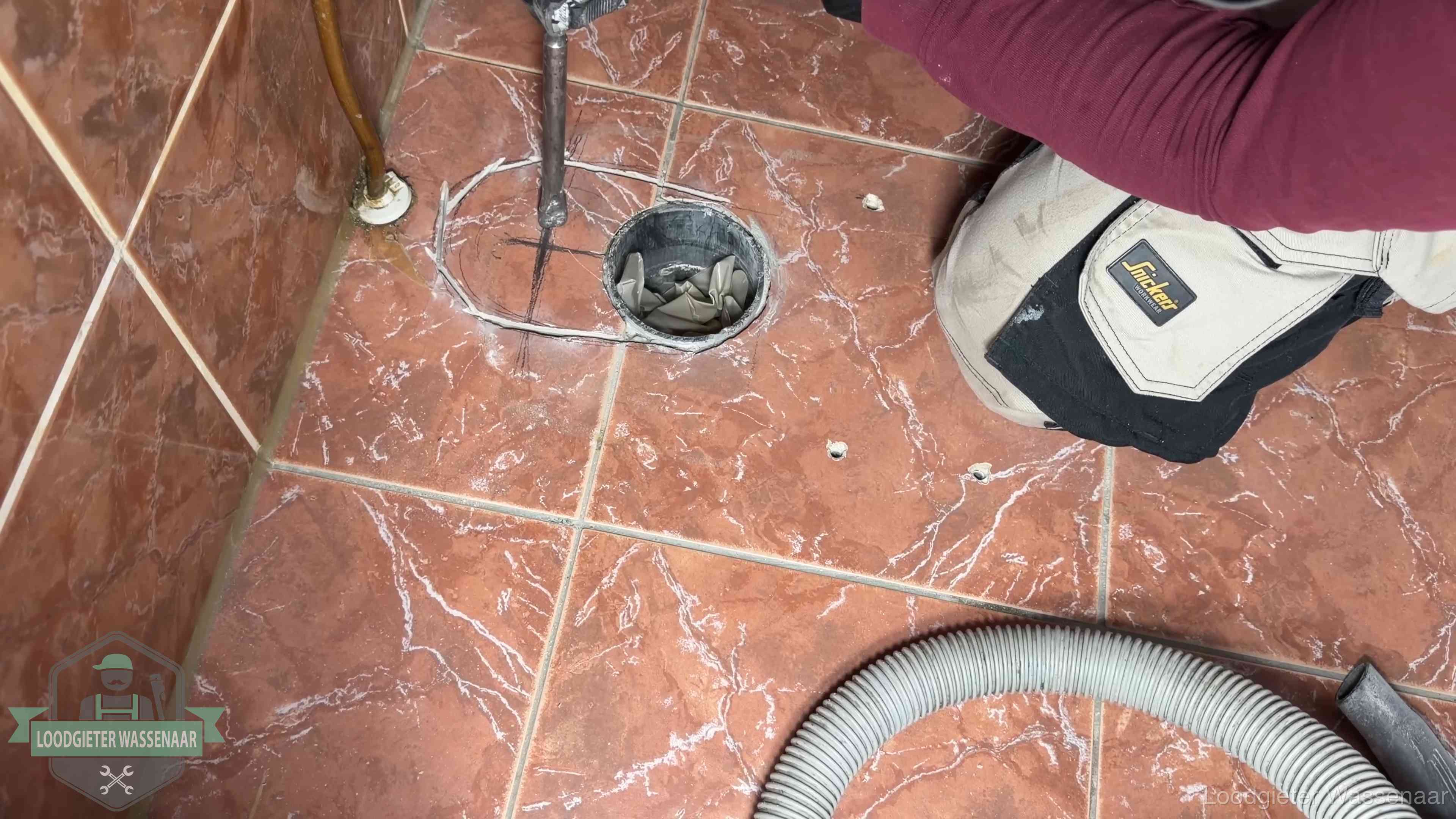 Open rioolaansluiting in de vloer waar de wc-pot is gedemonteerd in Wassenaar
