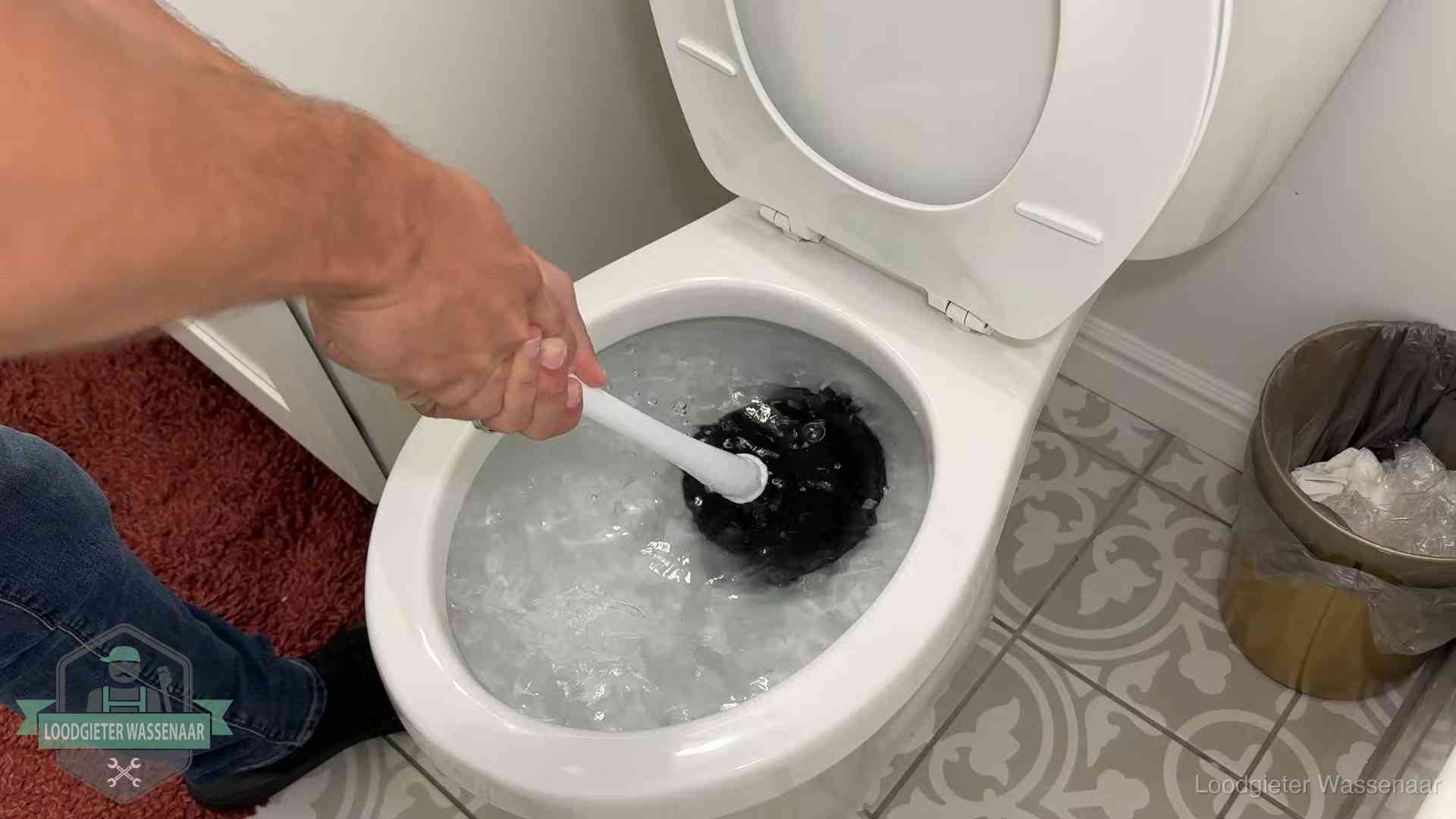 Zelf de wc ontstoppen met een plopper in Wassenaar, het water kolkt in de pot