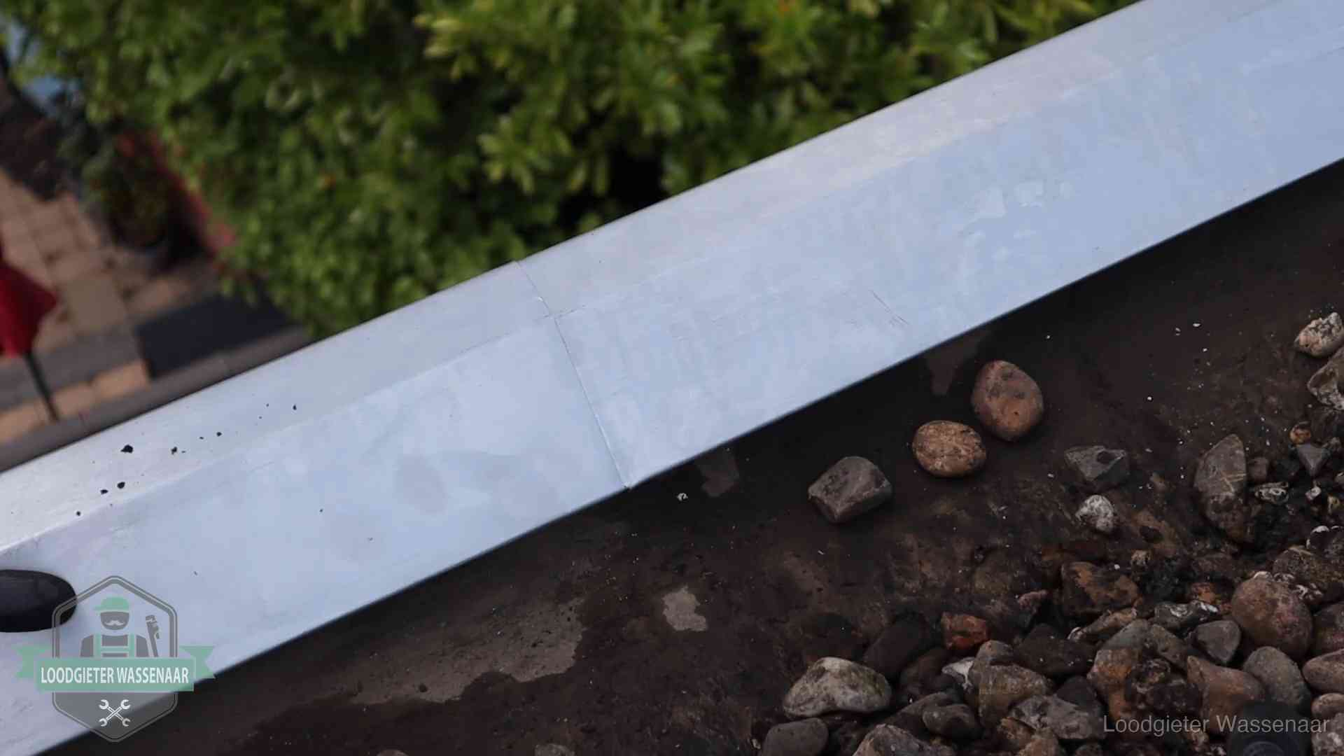 Garantie op dakwerk in Wassenaar Strak gesoldeerd naaddetail in een zinken daktrim op een dak in Wassenaar